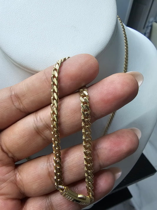 14 k gold   bracelet for everday wear